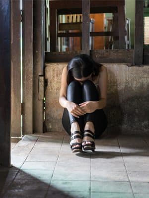 跟她說不值得，只會令她更痛苦