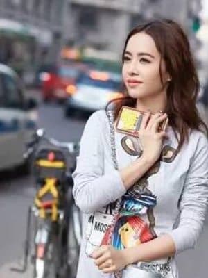 Jolin 示範時尚這回事  垃圾桶揹上身都得