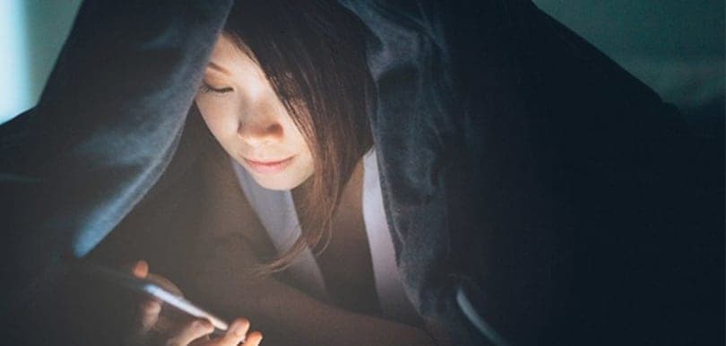 夜晚玩手機1小時！傷眼又害皮膚急速衰老6成