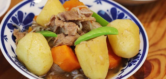 【輕熟女生指南】預早一晚煮好更好吃，日本家庭的家常料理薯仔燉肉 (肉じゃが)