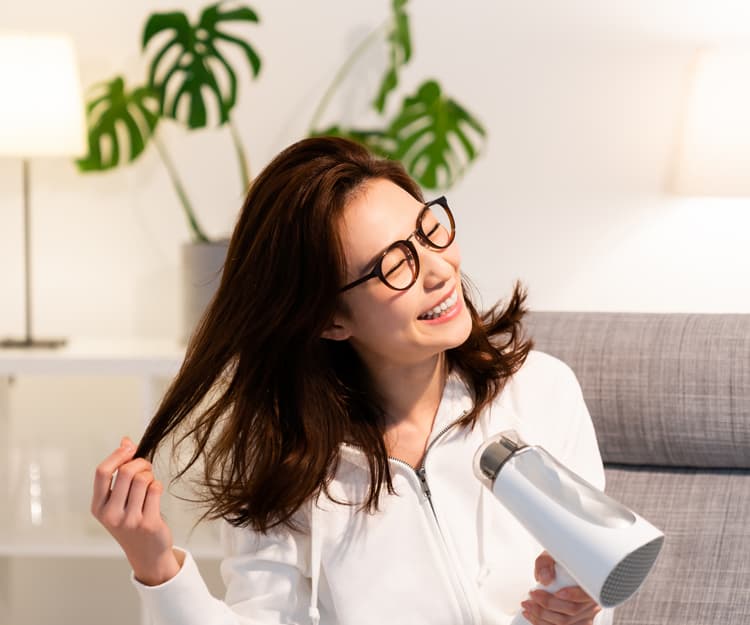 吹頭不可以懶！女生頭髮不吹乾會引致的3大健康危機