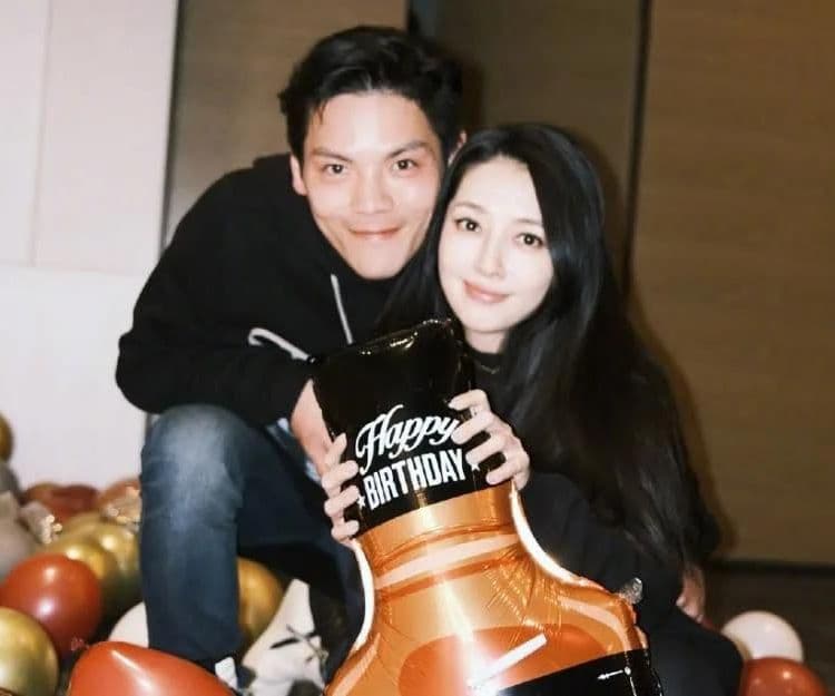 網友爆料向佐婚後出軌N次 與裸女視訊畫面曝光！媽媽向太否認傳聞：我找律師去起訴