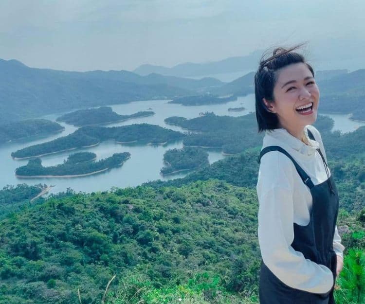 江嘉敏孖人夫黃嘉樂著短裙行山！  網民：佢一向唔睇場合著衫！ 回顧江嘉敏以往時裝車禍造型