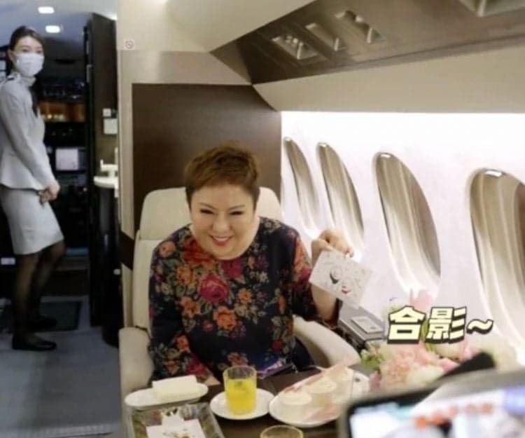 向太奢華生活公開 坐豪華私人飛機、豪宅一牆Hermès手袋  網民：貧窮限制想像