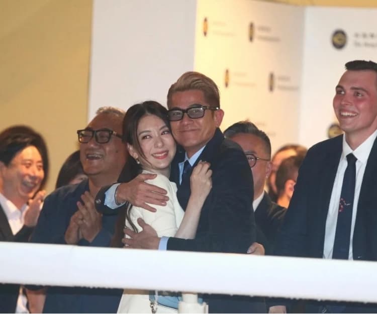 郭富城首贏頭馬肉緊攬方媛 一甜蜜舉動證超寵妻！網民大讚方媛旺夫、郭富城57歲凍齡樣貌引熱話