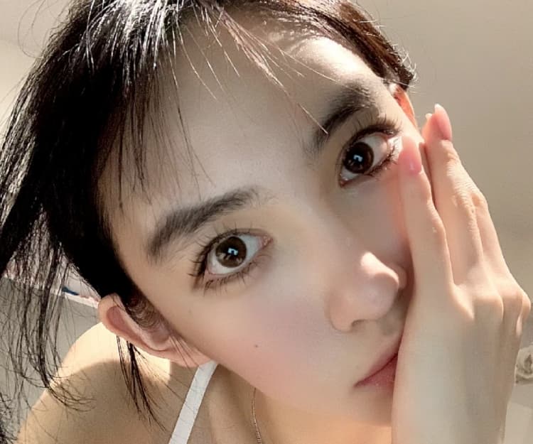 台女卸眼妝卸不淨引眼疾隨時影響視力！必學正確不傷眼卸眼妝方法、好用眼唇卸妝液推薦