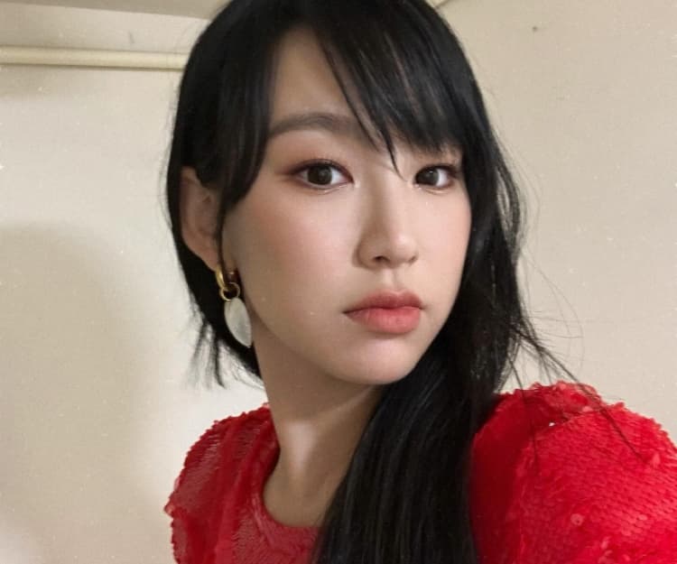 炎明熹續約條件疑曝光 要求無綫準時出糧？傳獲內地公司天價利誘過檔承諾打造「G.E.M. 2.0」 陷雪藏風波後首與樂易玲同框