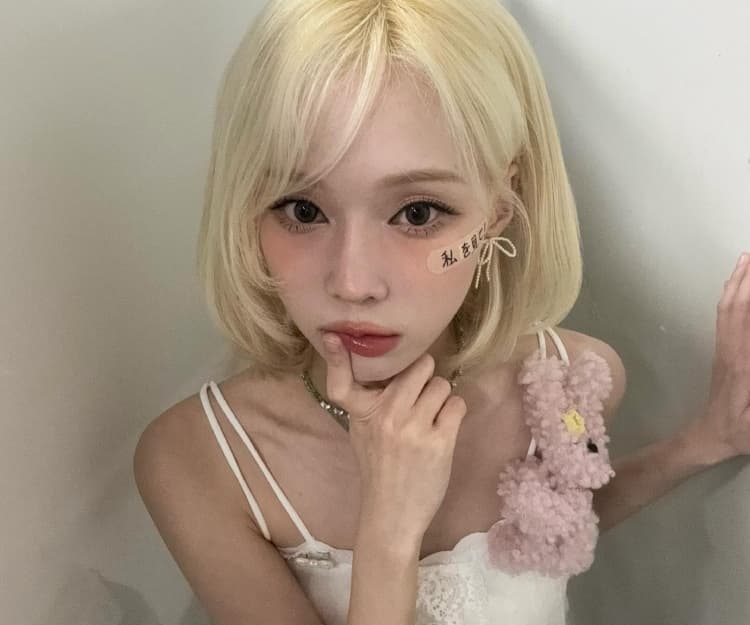 玻璃感唇蜜推介2025！3步驟薄唇秒變水潤厚唇  1招令唇蜜持久度提升？