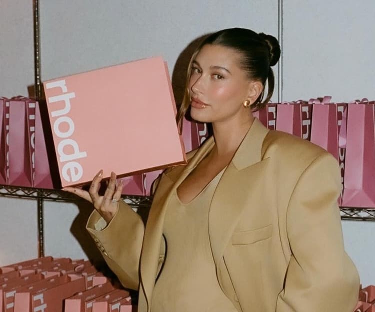 【#shebrands】傳Hailey Bieber有意出售Rhode、估價高達10億美金？創立3年成Gen Z最愛美妝品牌！5點認識Rhode爆紅原因：病毒式行銷、4大必買產品