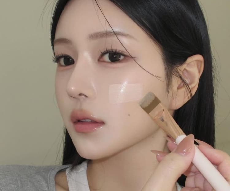 底妝技巧｜粉底怎麼上最輕薄均勻？必學粉撲及掃具正確用法 化妝師親授「加1步驟」讓底妝更貼服不留粉痕！
