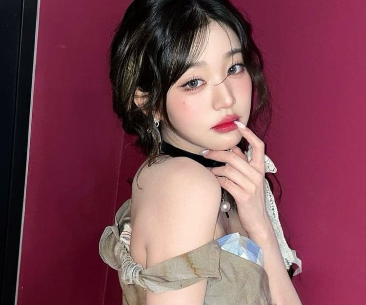 張員瑛、IU御用化妝師徐玉親授5招獨門瘦臉化妝技巧！1個動作就能視覺上緊緻輪廓？