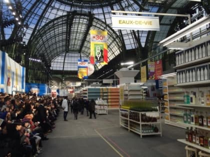 著 Chanel 逛超市