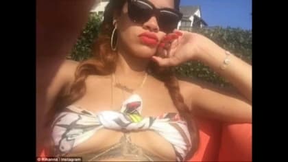 性感爆燈！速學Rihanna<br>絲巾當bikini著