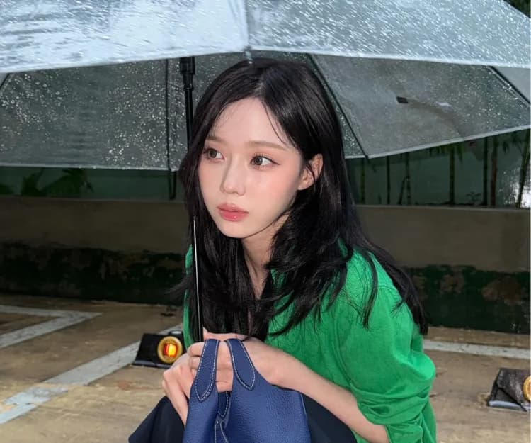 這樣吹頭難怪一落雨就毛躁!7招「頭髮抗濕氣」貼士:切勿來回搓揉、30秒冷風定型 告別炸毛亂翹不怕濕氣來襲!