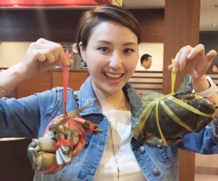 賭王千金何超雲同未婚夫食燒味飯被指勁平民 仲有兩位千金都被形容「從不炫富」?