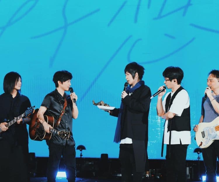 五月天巴黎演唱會直播反擊假唱風波 ! 台下驚見舉牌「五個渣男」!音樂人明撐暗踩阿信:每次唱都一直走音