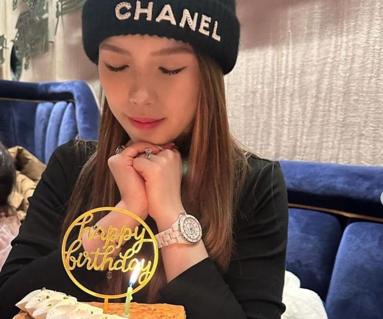 微辣多姐深潛5個月曬新相試水溫 卻被網民發現外貌升級:冇咗粒寶石仲係唔係多姐?