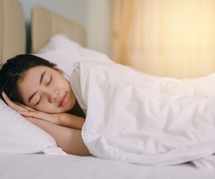 失眠苦無對策?6大ASMR顱內高潮助眠法:聽落雨聲有用、聽人玩咖啡豆都可以秒瞓!