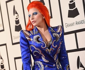 Grammys 2016<br>Lady Gaga<br>向David Bowie致敬!