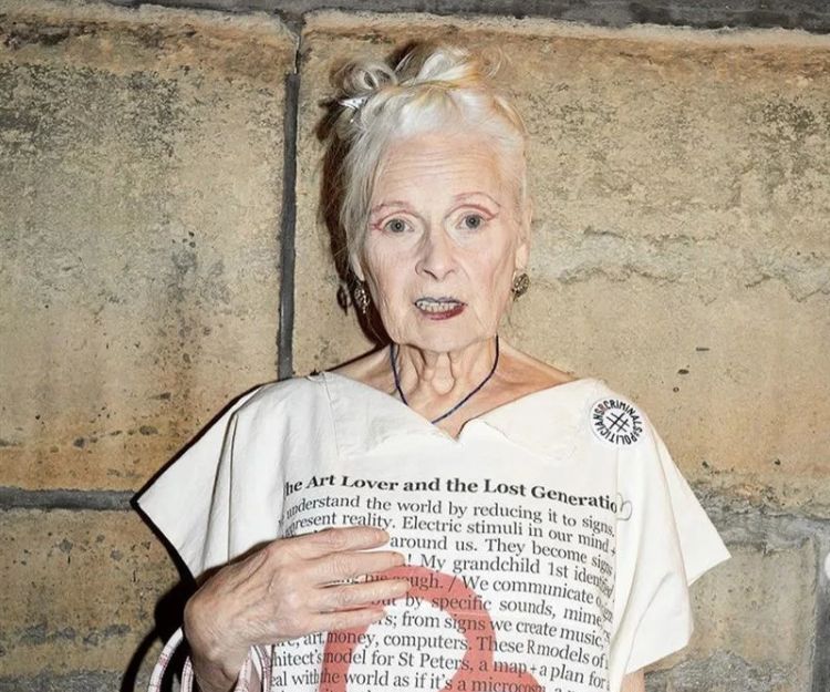 西太后Vivienne Westwood永遠的龐克時尚教母！回顧叛逆不羈的傳奇人生＋那些年爆紅的經典產品：格紋銀包、珍珠頸璉